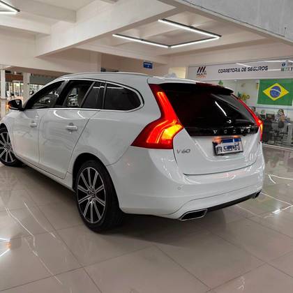 VOLVO V60 2.0 T4 MOMENTUM GASOLINA 4P AUTOMÁTICO